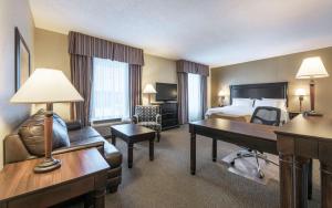 蒙克顿蒙克顿希尔顿恒庭套房酒店的配有一张床和一张书桌的酒店客房