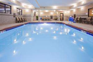 贝滕多夫达文波特希尔顿惠庭套房酒店的大楼内一个蓝色的大型游泳池