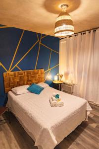 别克斯Vieques Tropical Guest House的一间卧室设有一张蓝色墙壁的大床
