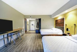 南波特兰Tru By Hilton Portland Airport Area Me的酒店客房设有两张床和一台平面电视。