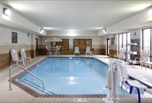 滑铁卢滑铁卢汉普顿酒店的在酒店房间的一个大型游泳池