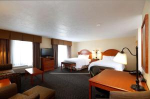 滑铁卢滑铁卢汉普顿酒店的酒店客房配有两张床和一张书桌