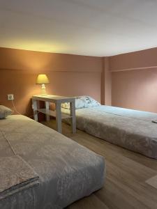 米蒂利尼Modern House in Mytilene Center的一间卧室配有两张床和一张带台灯的桌子