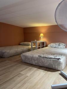 米蒂利尼Modern House in Mytilene Center的客房设有两张床和一张带台灯的桌子。