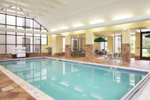 克拉克萨米特克拉克斯桑密恒庭酒店的大型建筑中的大型游泳池