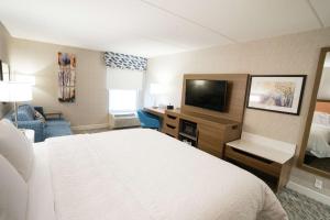 克拉克萨米特克拉克斯桑密恒庭酒店的配有一张床和一台平面电视的酒店客房