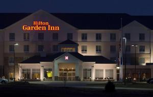 锡达福尔斯Hilton Garden Inn Cedar Falls Conference Center的一家标有读希林森花园旅馆