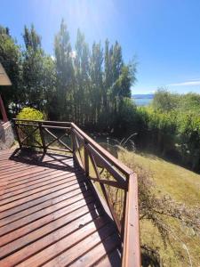 埃尔卡拉法特Casa Lago Argentino的木板路,上面有长凳