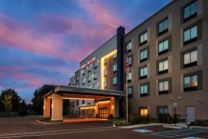 AvonHampton Inn & Suites Avon Indianapolis的酒店前方的 ⁇ 染