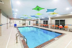 北小石城北小石城麦凯恩商场汉普顿酒店 的大型客房的大型游泳池,设有天花板