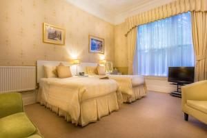 伯恩茅斯巴林科特酒店的酒店客房设有两张床和电视。