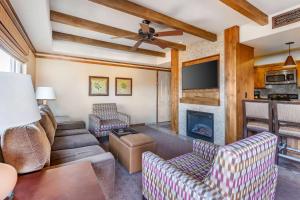 塞多纳Hilton Vacation Club Sedona Summit的带沙发和壁炉的客厅