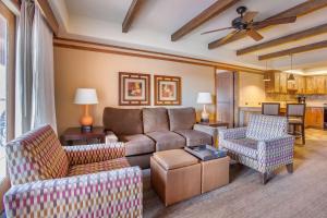 塞多纳Hilton Vacation Club Sedona Summit的客厅配有沙发和两把椅子