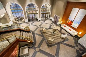 多伦多多伦多市中心希尔顿逸林酒店的客厅享有高空美景,设有大堂