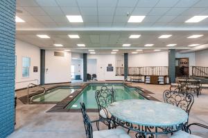 卡斯凯德Hotel NoBo Cascade, Tapestry Collection by Hilton的大楼内带桌椅的游泳池