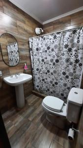 乌拉圭河畔康塞普西翁Caribe的一间带卫生间和水槽的浴室