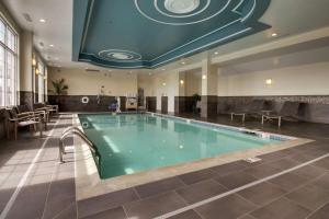 波塔基特罗德岛波塔基特汉普顿酒店的酒店大堂的游泳池,设有大型天花板