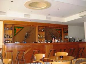 罗希姆诺Evagellina Studios的餐厅设有酒吧,配有桌椅