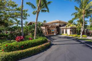 瓦克拉Hilton Grand Vacations Club Kohala Suites Waikoloa的棕榈树房屋和车道