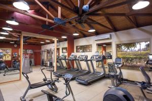瓦克拉Hilton Grand Vacations Club Kohala Suites Waikoloa的健身房设有跑步机和椭圆机