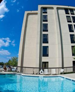 费城汉普顿费城机场酒店的大楼前设有游泳池的酒店