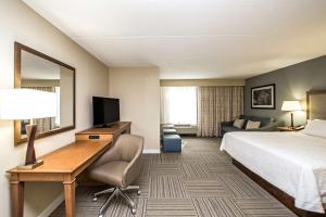 费城汉普顿费城机场酒店的酒店客房配有一张床和一张带电脑的书桌