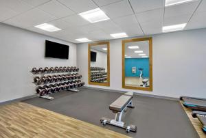 阿宾顿Hampton Inn Abingdon, Va的健身房,配有许多健身器材和镜子