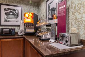 温彻斯特温彻斯特大学/商城汉普顿酒店的厨房柜台配有咖啡机和烤面包机