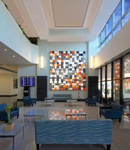 迈阿密希尔顿逸林酒店迈阿密机场和会议中心的大堂墙上有大画