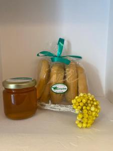 凯瑟拉Serendipity Living Studio的面包包,一罐蜂蜜和葡萄