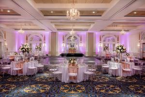 罗阿诺罗阿诺克会议酒店 - 希尔顿Curio Collection酒店的舞厅配有白色桌椅和紫色照明