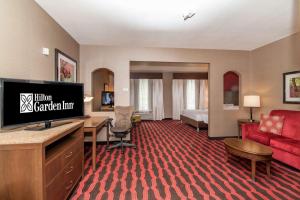 普雷斯顿快活林希尔顿花园酒店的酒店客房设有电视和客厅。