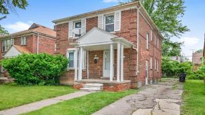 底特律Comfortable Family Residence near Downtown Detroit的红砖房子,有白色门