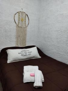 梅塞德斯Monoambiente的床上配有枕头和毛巾