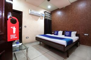 OYO 9808 Hotel Prem Sagar客房内的一张或多张床位