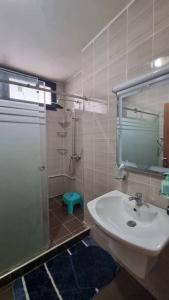 奥兰F5 -5 bedrooms Apt- Residence Hasnaoui avec parking Oran Algeria的一间带水槽和淋浴的浴室