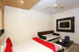 Bhairaun GhātSuper OYO Flagship 4957 Hotel China Town的一间卧室配有一张床和一台平面电视