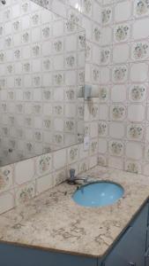 戈亚尼亚Hostel Bimba Goiânia - Unidade 02的一间带水槽和瓷砖墙的浴室