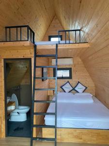 和平Caofong Glamping Village Hoà Bình的一间卧室配有双层床和卫生间