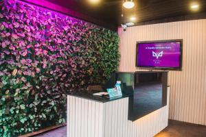马尼拉Hotel Ava Malate的花卉覆盖的墙壁,电视