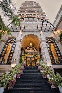 岘港岘港萨诺瓦酒店的通往花卉建筑的楼梯