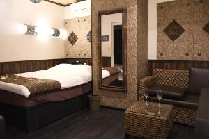 东京Ikebukuro Grand Hotel的酒店客房,配有床和镜子
