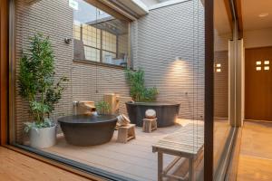 函馆AOI Sauna SPA & Dog Villa HAKODATE的浴室设有两个浴缸和盆栽植物