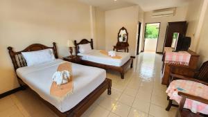 查汶潘旁酒店的酒店客房设有两张床和电视。