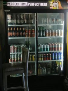 Okahatjipara Lodge的装满大量啤酒的冰箱