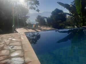伊利亚贝拉Chalé Sasaki Ilhabela的享有水景的游泳池