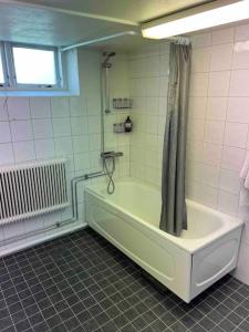 延雪平Enkelt boende med närhet till centrala Jönköping.的带浴缸的浴室