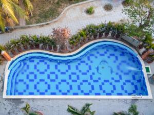 潘郎Phuc Thuan Hotel的游泳池的顶部景色