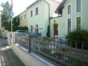 维也纳普罗索花园膳食公寓的鲜花屋前的围栏