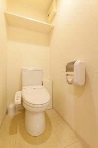 金泽Dormy Inn Kanazawa Natural Hot Spring的一间位于客房内的白色卫生间的浴室